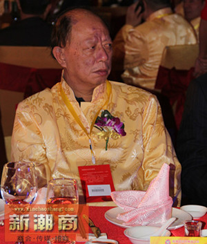 加拿大潮商会会长林少毅主桌就座